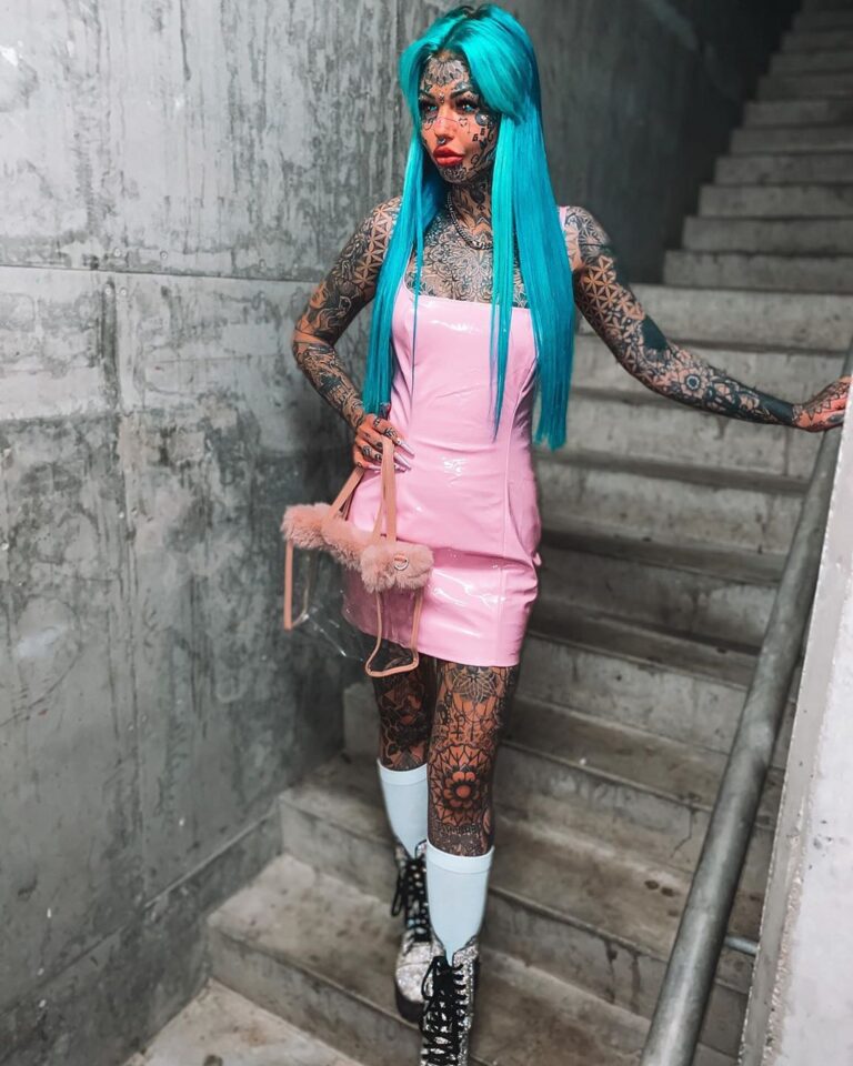 Inked Amber Luke Puts On A Total Contrast Ensemble Edm Chicago 4476