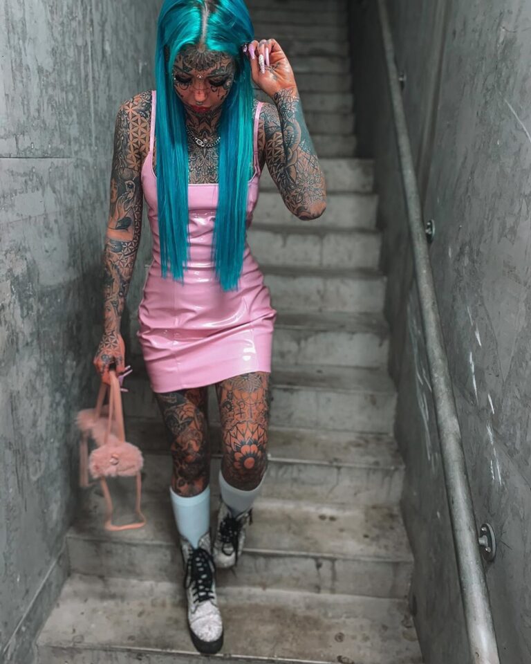 Inked Amber Luke Puts On A Total Contrast Ensemble Edm Chicago 9953
